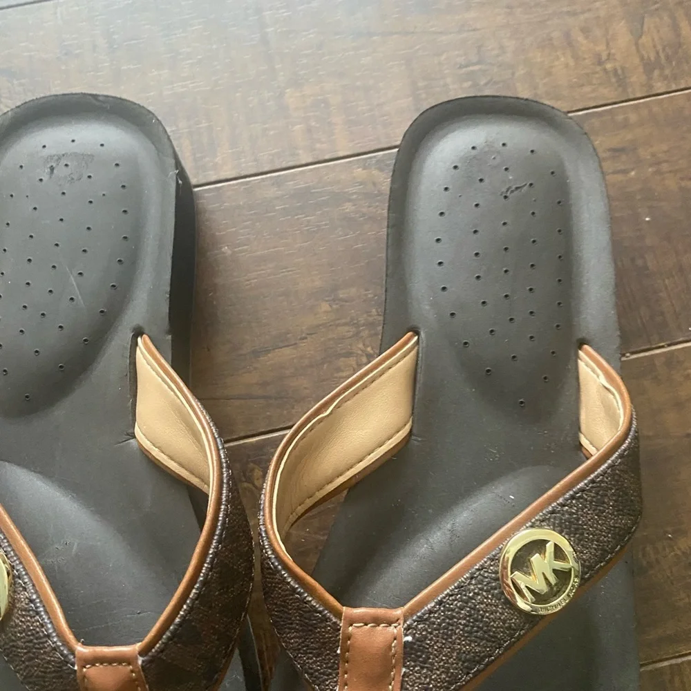 Michael Kors Brown and Black Platform Thong Sandals - Picture 4 of 11